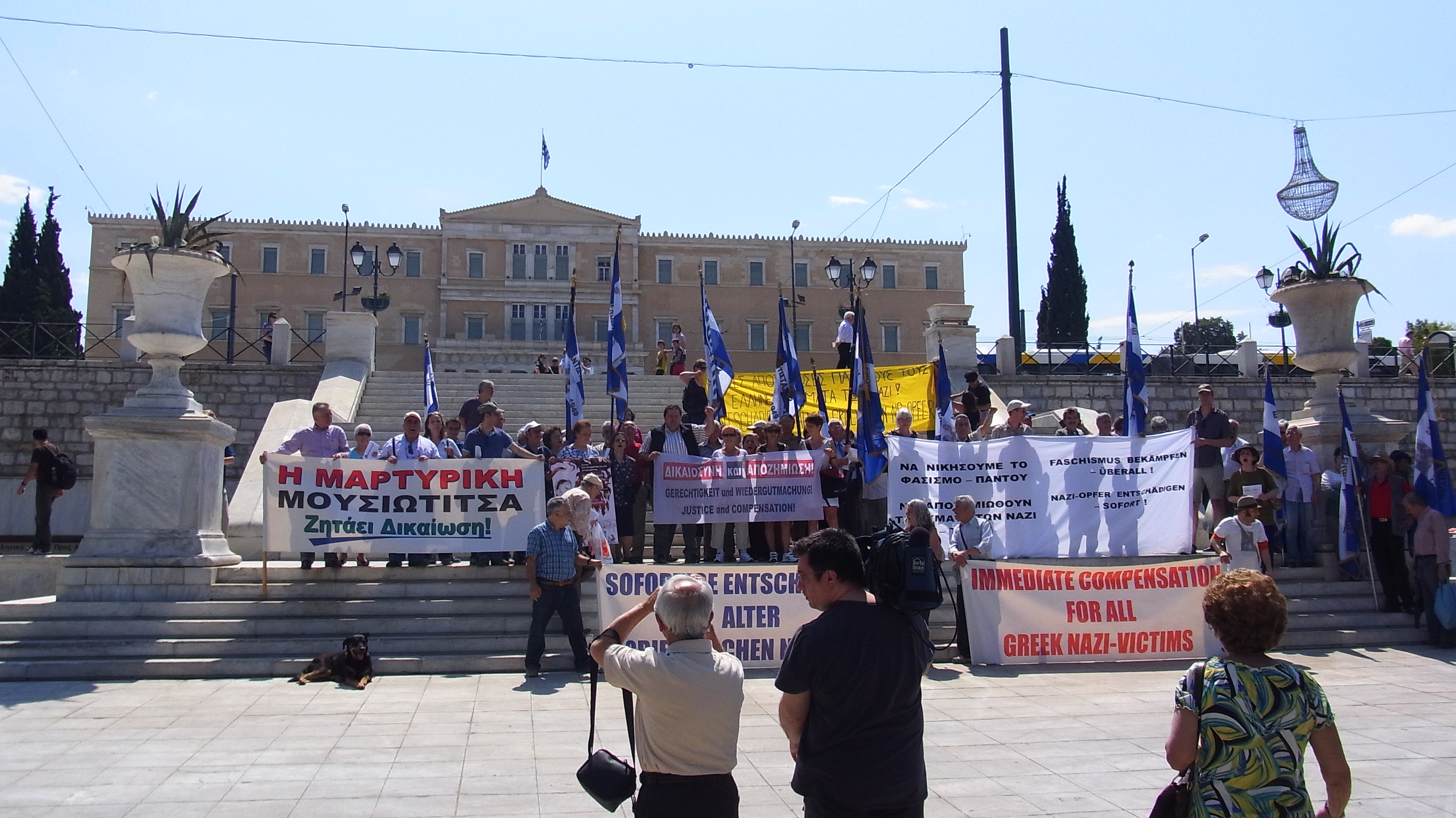 Forderung nach Entschädigung für griechische NS-Opfer vor dem Parlament in Athen