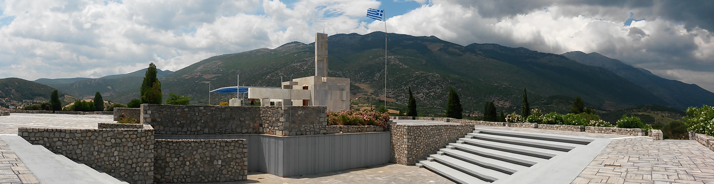 Gedenkstätte am Ort des Massakers in Distomo (Griechenland)